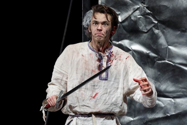 Артист Михаил Басов в спектакле "Рядовые"