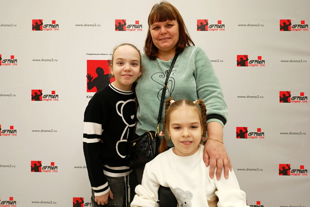 Наталья Сапогова со своим дочерьми-двойняшками